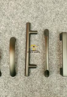 Tay nắm tủ màu đen