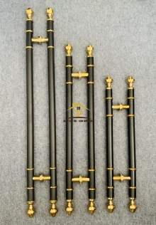 Tay nắm bông sen đen