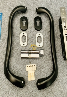 Khoá chữ C đen cửa lùa