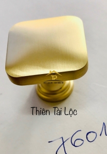 Tay nắm tủ gù vuông vàng 7601