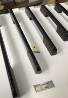 Tay nắm tủ đen 1380