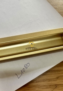 Tay nắm tủ âm vàng L1080