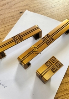 Tay nắm tủ vàng 6821